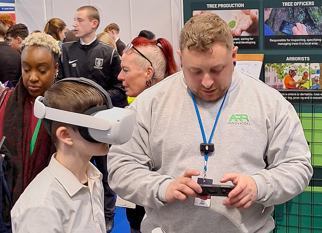 Arb Ambassador teaching VR to young student